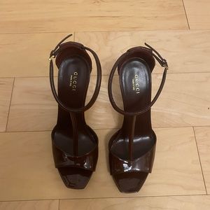 New Gucci burgundy patent leather T-strap pump. Size 38